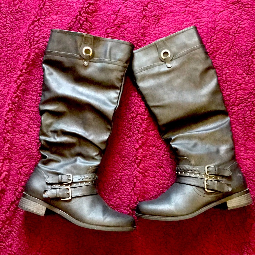 Ladies black knee high boots. Size 9